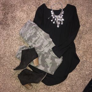 Black top + True Religion Camo Jeans
